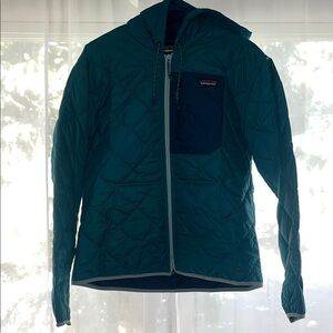 NEW with tags Patagonia Teal Hooded Quilted Jacket with Navy Chest Pocket